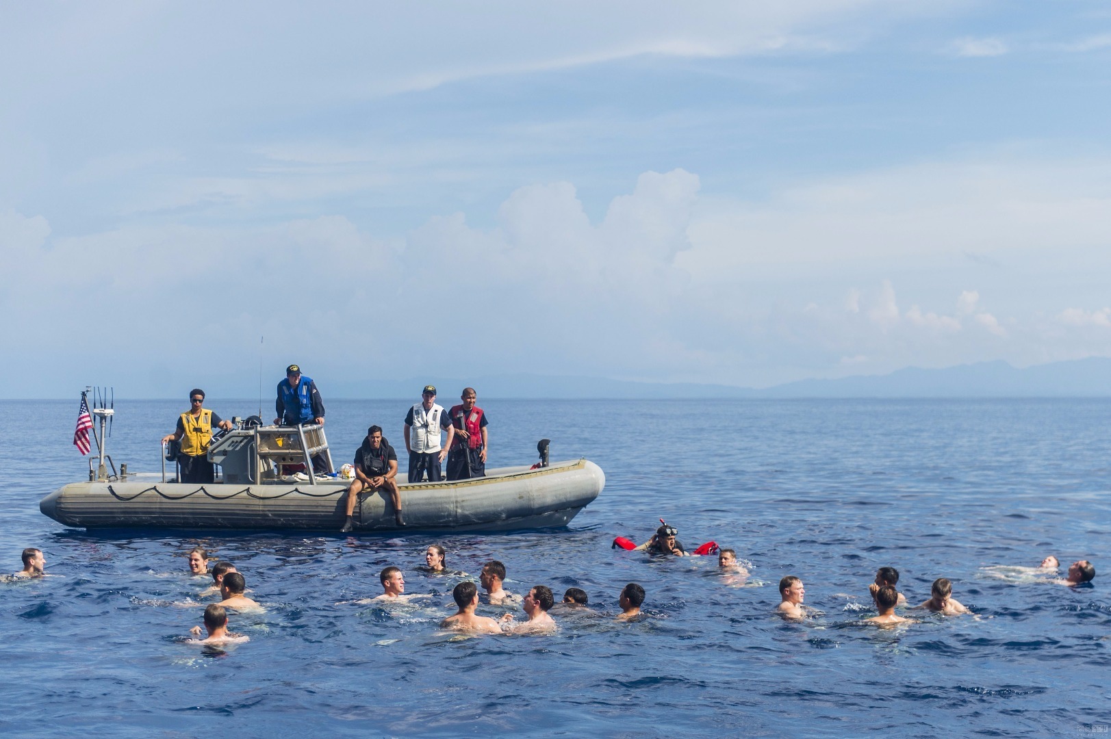10月14日美国海军黄蜂级两栖攻击舰“好人理查德”号(LHD 6)和惠德贝岛级船坞登陆舰“日耳曼城”号（LSD 42）及两艘伯克级驱逐舰和两艘补给舰组成的舰队继续在南海训练。