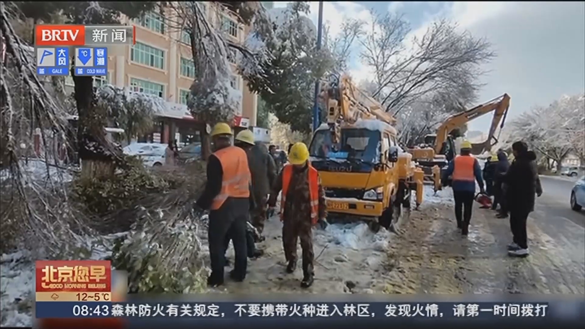 新疆阿勒泰：出现持续降雪 多部门清雪救援