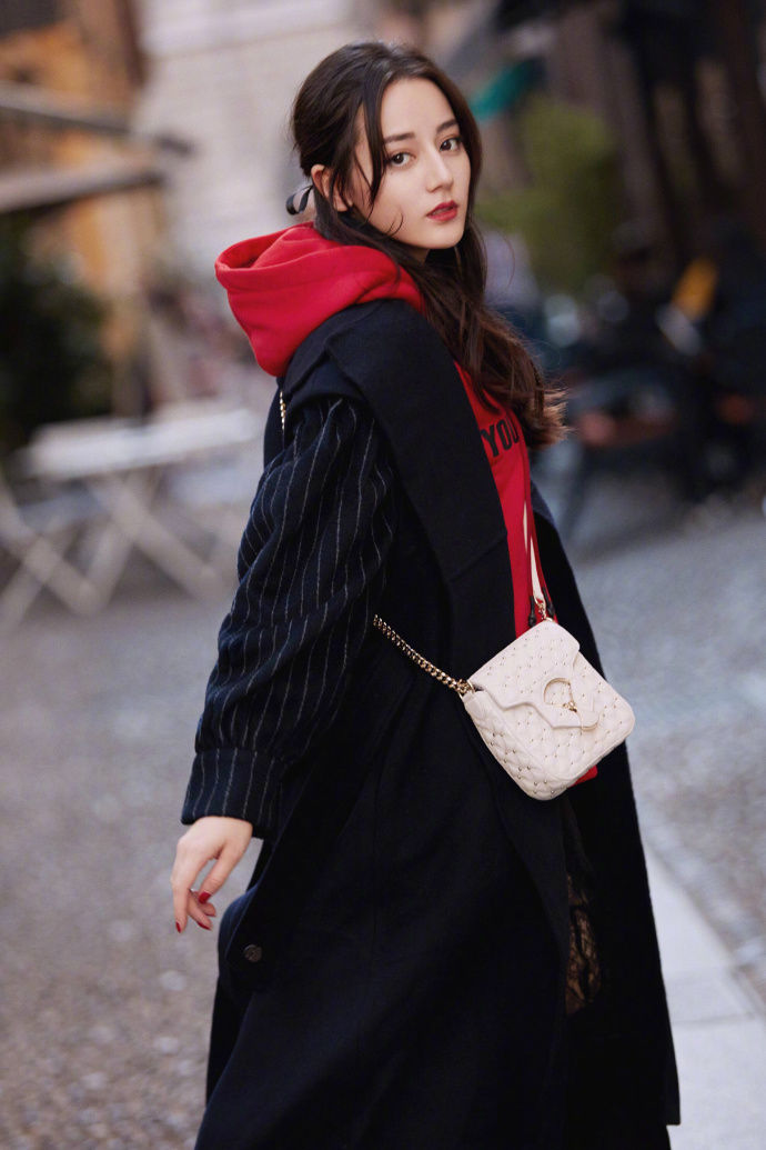 迪丽热巴一组时尚街拍,无论怎么看怎么拍都美