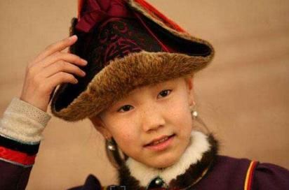 曾登上春晚舞台一曲成名,和乌日娜是亲戚关系