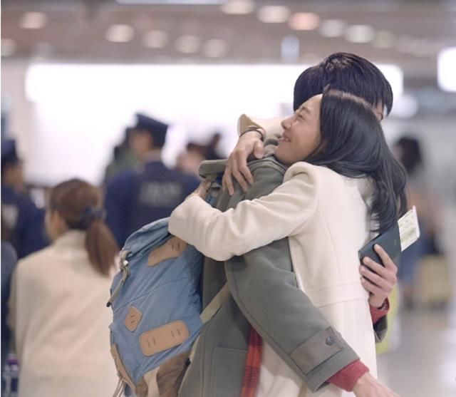 老婆经常加夜班,丈夫特意送夜宵,门口保安一句