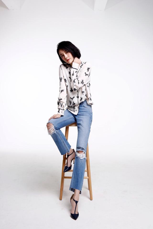 吕佳容最新写真大片 诠释行走的“简约少女”(图2) 吕佳容最新写真大片 诠释行走的“简约少女”(图2)