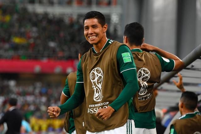 墨西哥是怎么向场内球员通报韩国对德国比分的