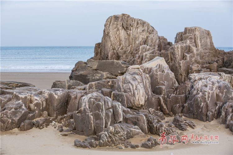 岸边礁石形成一道独特亮丽的天然风景.