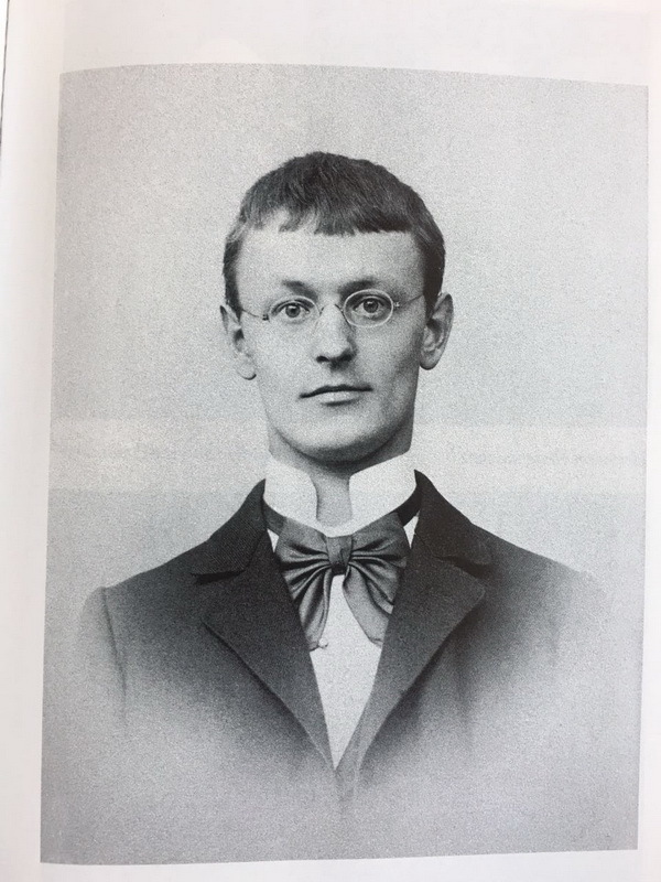 海默·施维克认为,同样是在《玻璃球游戏》中,黑塞给出了解答:"你面对