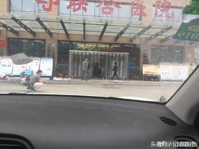 陕西周至:一村民在周至联合医院做康复治疗期