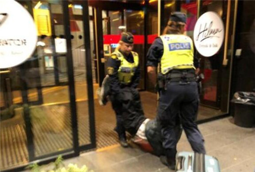 中国游客遭瑞典警方拖打遗弃坟场 中方提严正