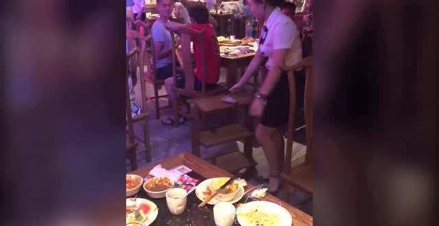 火锅店天花板突然掉下大老鼠 食客称不止一只 火锅店天花板突然掉下大老鼠 食客称不止一只