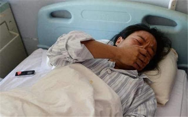 大儿子不成器,43岁高龄产妇赌气生二胎,孩子出生后夫妻俩哭了