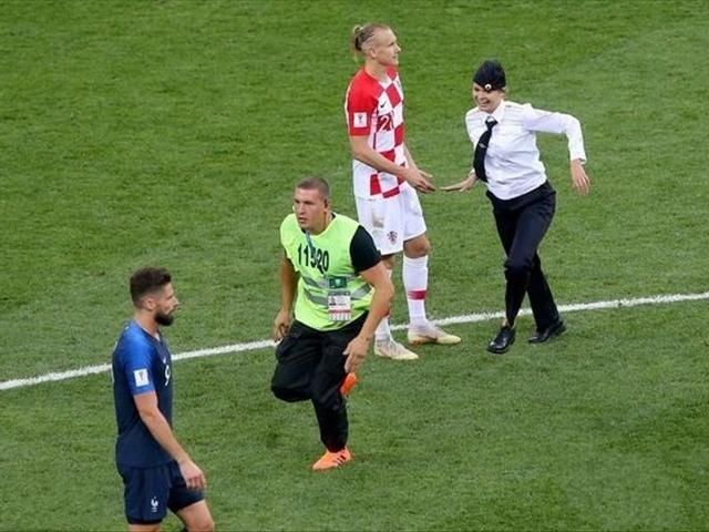 世界杯决赛过程中,对于冲进球场的球迷,会受到