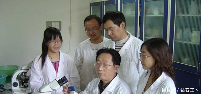 教授晒一个月薪水,实发工资亮了,网友农民工都