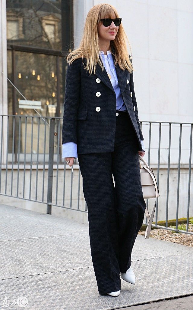 模特在法国巴黎时装周的街上展示不同风格的时