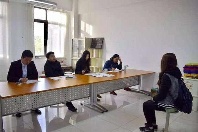 面试官:王健林有多少名员工?毕业生回复两个字