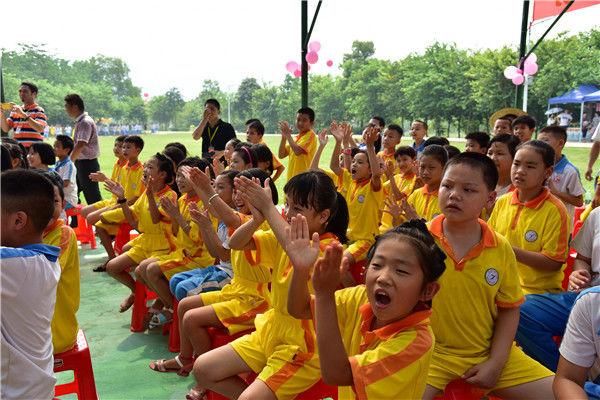广东景区给儿童免门票引来小矮人,身高完全符