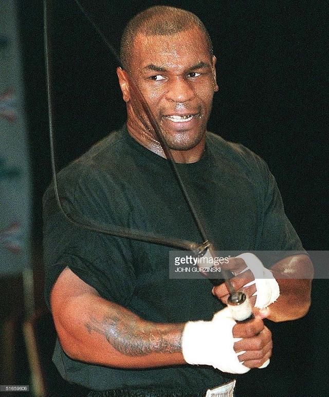 有很多拳迷觉得黑市拳还是很厉害的,泰森没准真被黑市拳手金哈格打了