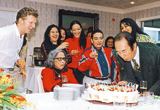 香港超级富豪的原配夫人,都有着怎样的命运?