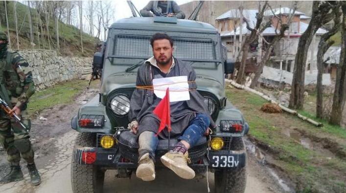 印度军车用“人肉盾牌” 阻挡民众投掷石块