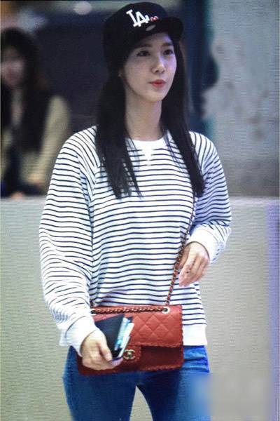 T恤搭配背带裤要向允儿学 T恤搭配背带裤要向允儿学