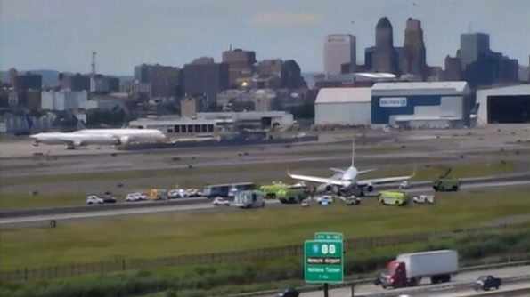 美联航波音757客机降落时多处爆胎 载有166名乘客