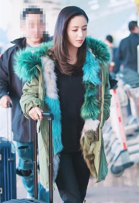 关晓彤穿3万皮草大衣撞衫佟丽娅,网友:卖家秀