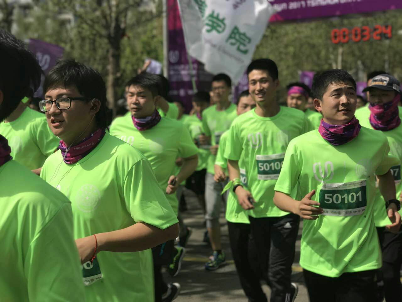 跟着马拉松运动员 我们也运动运动