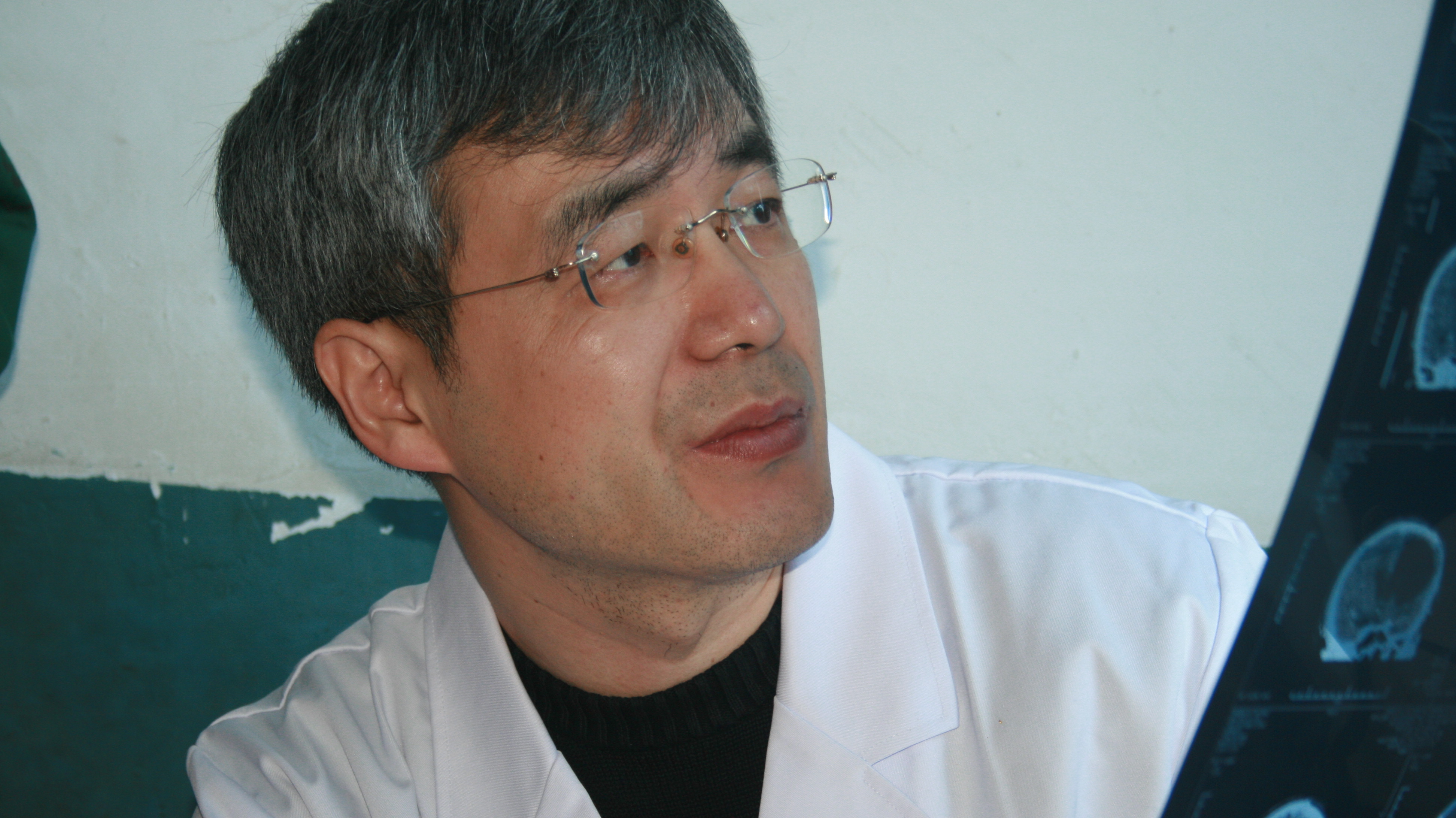 《携手同行》为医学事业贡献奇迹的张培彤