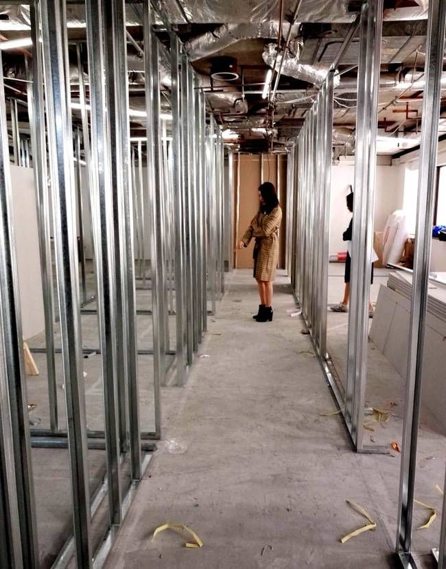 冻龄美女拒绝老板架子!47岁黎姿工作现场微笑