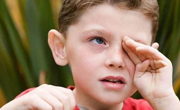 5岁女孩眼睛进沙子被灼伤,教你如何处理幼儿眼