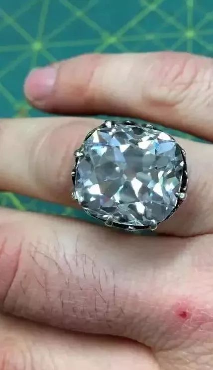她旧货摊买了枚玻璃戒指 没想到价值650万