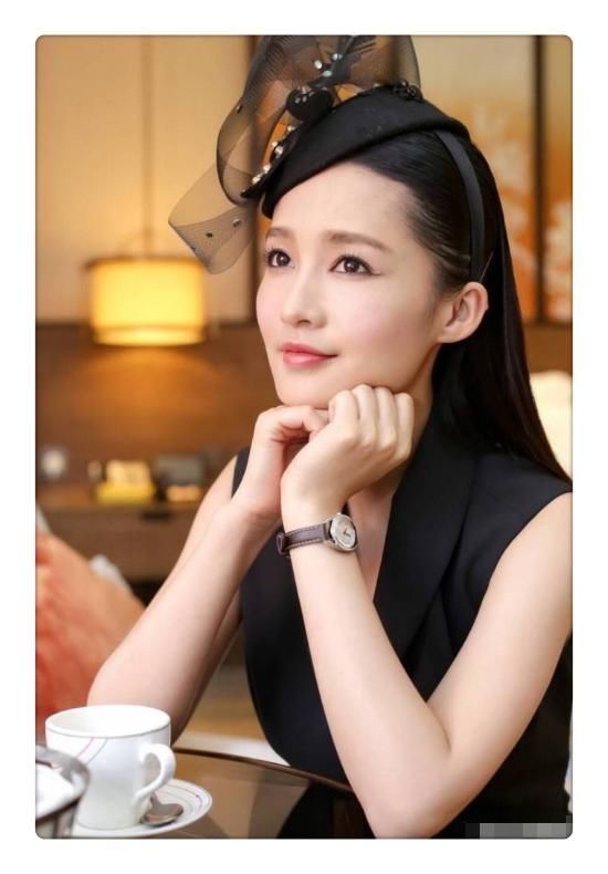 27岁李沁与39岁刘涛同戴黑纱头饰,网友:这气质