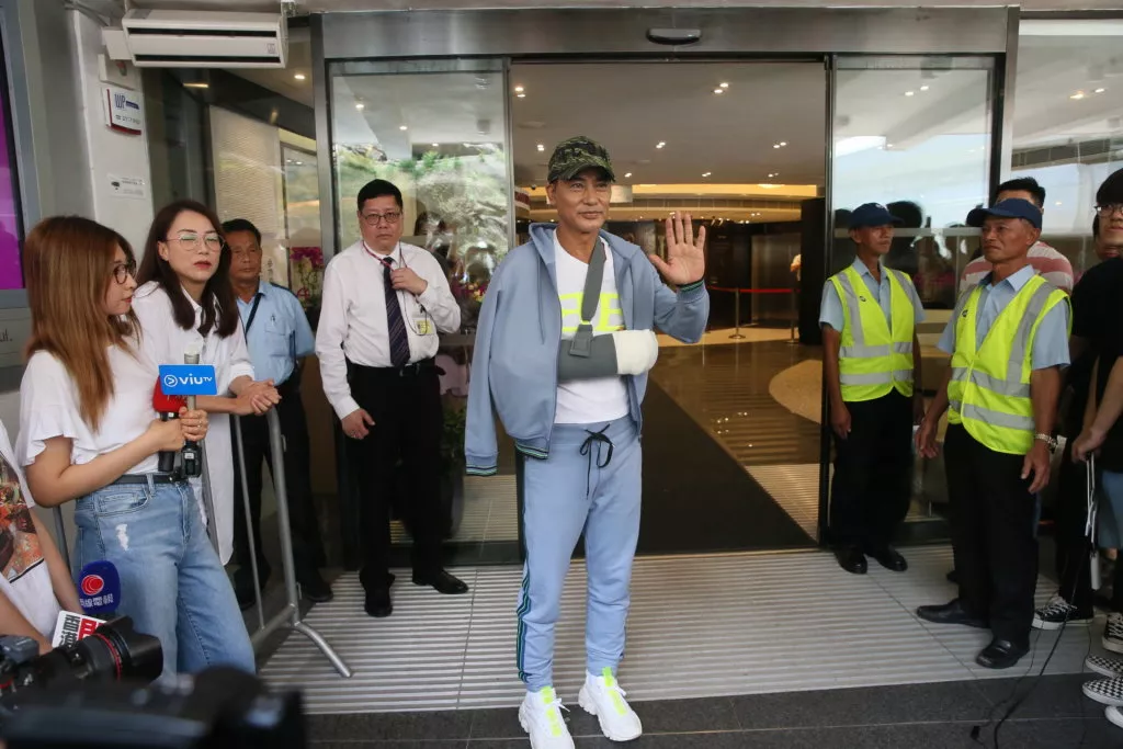 任达华首谈遭袭:尽力阻止凶器向前刺进体内 任达华首谈遭袭:尽力阻止凶器向前刺进体内