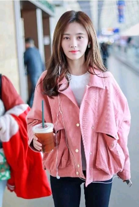 鞠婧祎真敢穿,裙子短到走路都小心翼翼