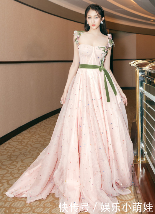 关晓彤豁出去了?裹胸露脐搭银皮短裤,这是衣品