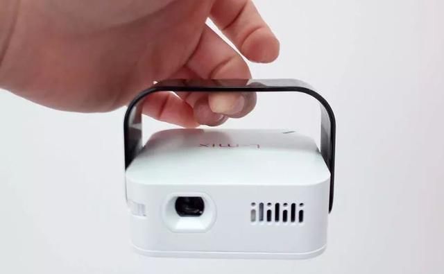 有了这台掌上家庭影院,电视机、电脑都可以丢