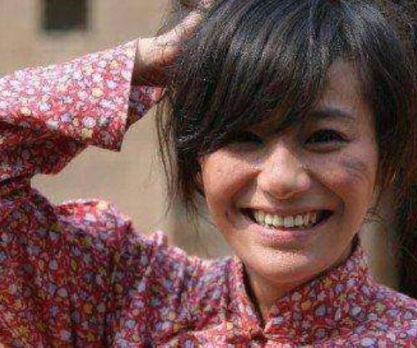 80岁老汉捡了个傻女人,为给她治病花了20万,三