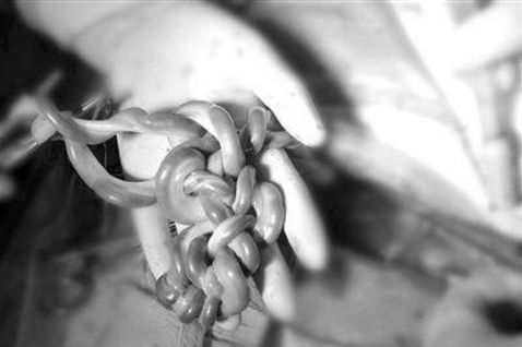 51岁高龄产妇35周早产,胎儿出生绑中国结,医