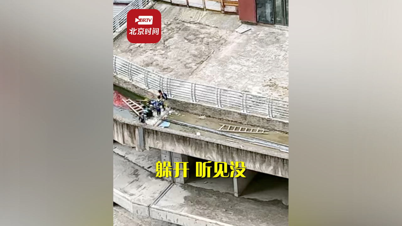 5名儿童天台护栏外玩耍男子“狮吼”劝回