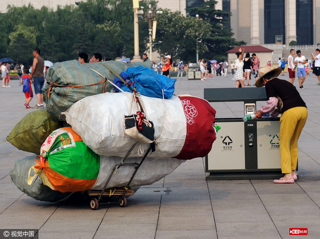 北京持续高温闷热天气 街头拾荒者收获大