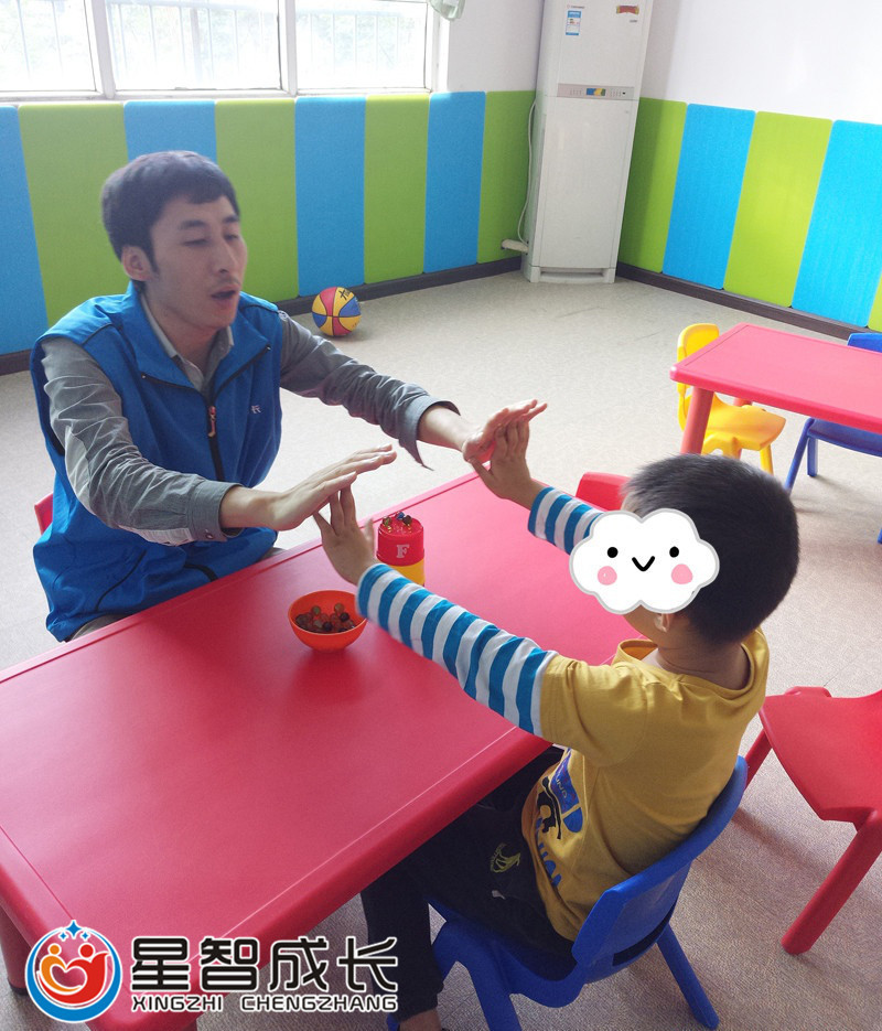 星智成长-帮助自闭症孩子听从指令拿东西的家