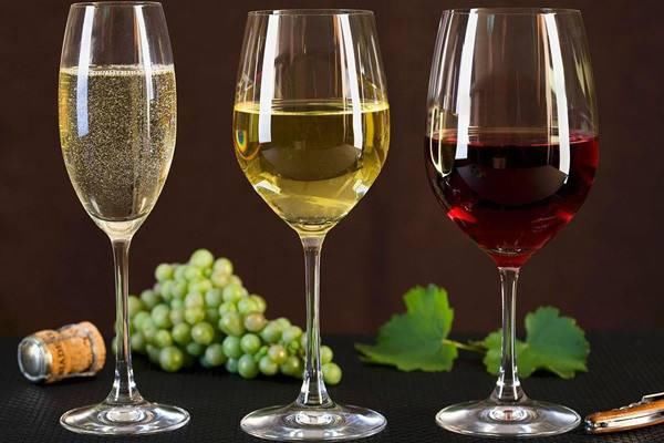 红葡萄酒和白葡萄酒有什么区别,哪个好喝?