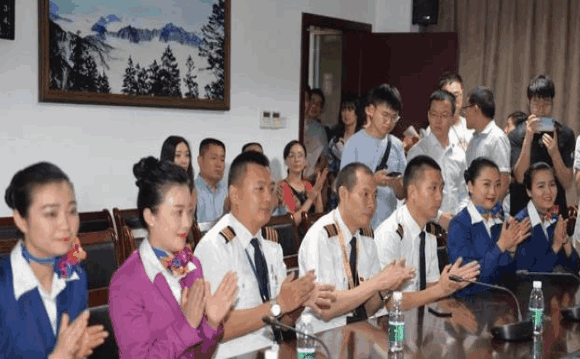 川航3U8633在出事后, 和塔台没有联系的情况下