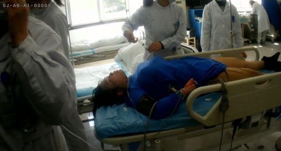 昏迷病人口吐白沫_女孩昏迷口吐白沫(2)