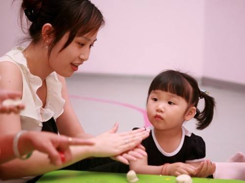 语你同行:小孩一般多大开始正常发音说话?