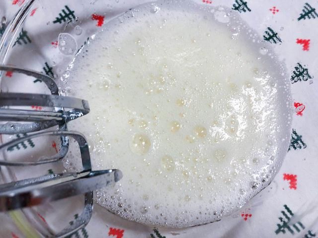 翻拌均匀; ps:不要画圈的搅拌,要采用压拌和翻拌的手法,以免蛋白消泡