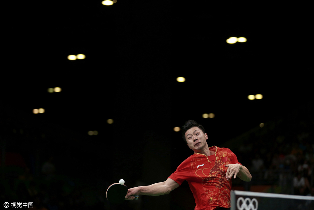 第二局比赛更加激烈，双方从5平一直纠缠到8平，李尚洙正手抢攻得分，张继科拉球落空，韩国组合以10比8领先拿到局点。许昕/张继科临危不乱，他们连救两个局点追成10平，之后他们又把握机会连得两分，12比10，许昕/郑荣植再下一城以2比0领先。
图为马龙救球。