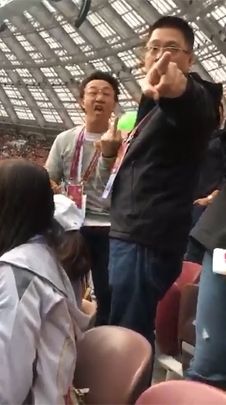 陈奕迅世界杯竖中指怼老外:对中国人礼貌点