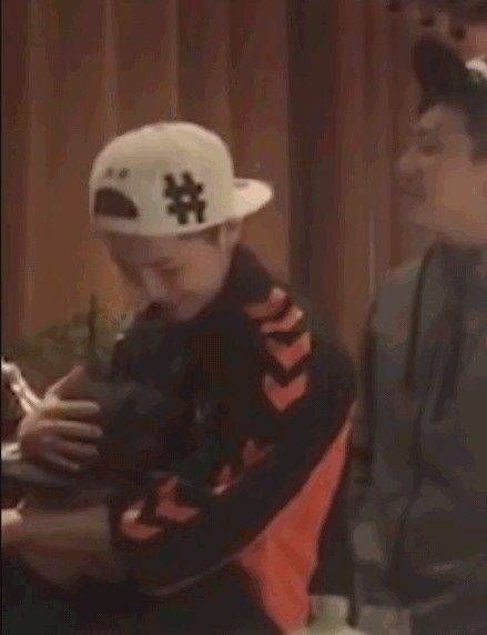 陈赫被曝奔跑吧龙舟赛后抱着鹿晗痛哭,夜宵三