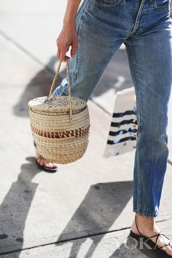 比起国内明星人手一个大牌包 外国博主爱拿菜篮子出门