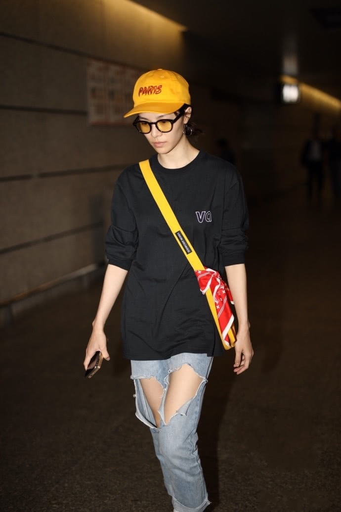 钟楚曦现身机场,破洞牛仔裤穿出一米三小短腿