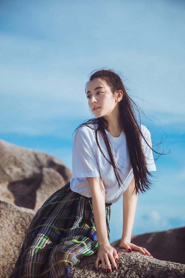 王鸥迪丽热巴同穿粉色吊带连衣裙,年龄相差10